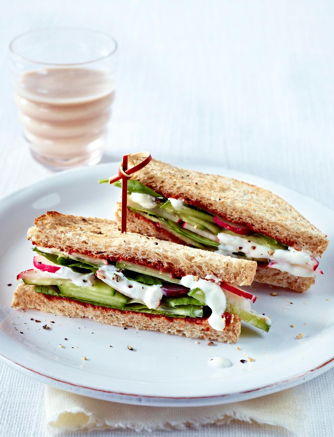 Salat-Sandwich mit 1 Glas Mandeldrink Rezept