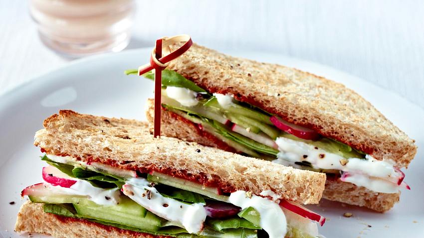 Salat-Sandwich mit 1 Glas Mandeldrink Rezept - Foto: Stellmach, Peter