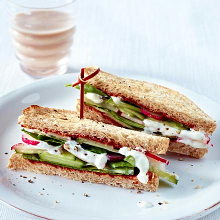 Salat-Sandwich mit 1 Glas Mandeldrink Rezept Salat-Sandwich mit 1 Glas Mandeldrink Rezept