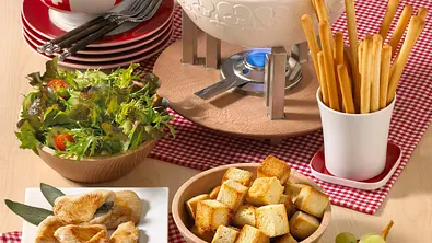 Salat (Schweizer Käse-Fondue) Rezept - Foto: LECKER @ Bauer Media Group