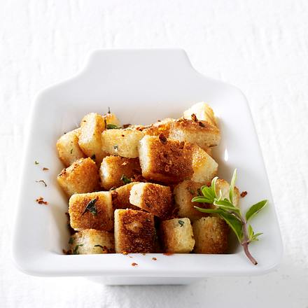 Salat-Toppings vier mal anders: gratinierte Pumpernickeltaler mit Rosmarin-Parmesan-Mandelpaste Rezept