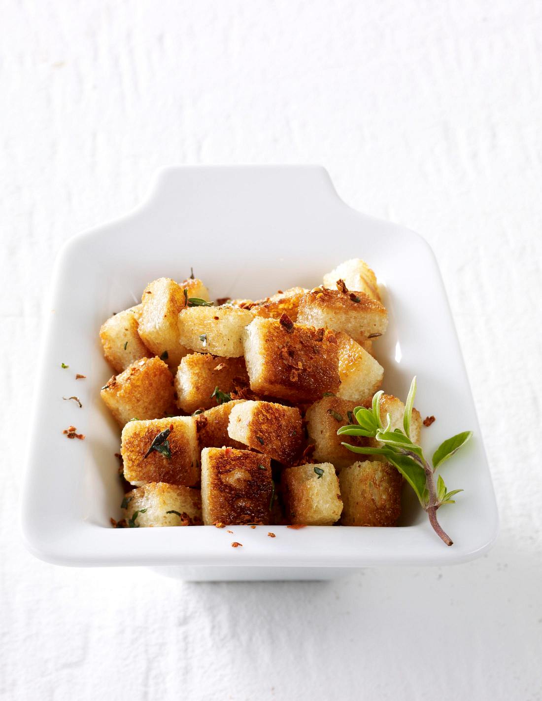 Salat-Toppings vier mal anders: Knoblauch-Croûtons mit Thymian und ...