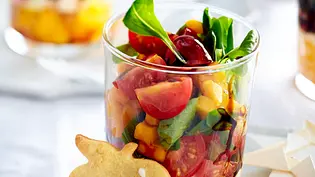 Salat-Trifle mit Mango und Mozzarella Rezept - Foto: LECKER @ Bauer Media Group Salat-Trifle mit Mango und Mozzarella Rezept - Foto: LECKER @ Bauer Media Group