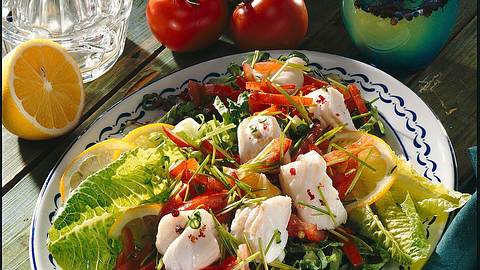 Salat und Fisch Rezept - Foto: House of Food / Bauer Food Experts KG