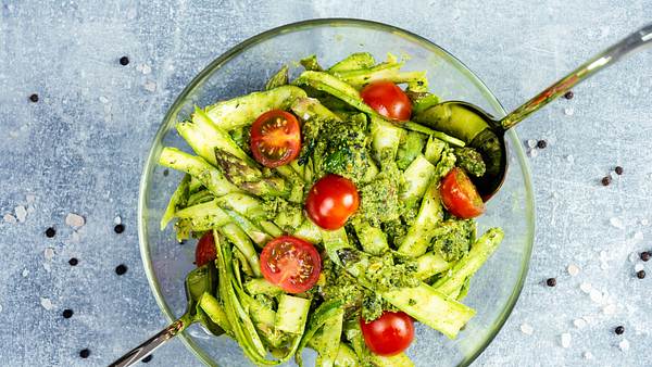 Pastasalat in einer Glasschüssel und Salatbesteck aus Edelstahl - Foto: iStock/WinzenT