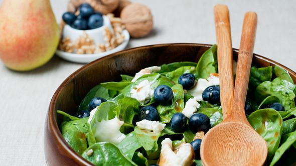 Salat in einer Schüssel mit Salatbesteck aus Holz - Foto: iStock / AlexRodavlas