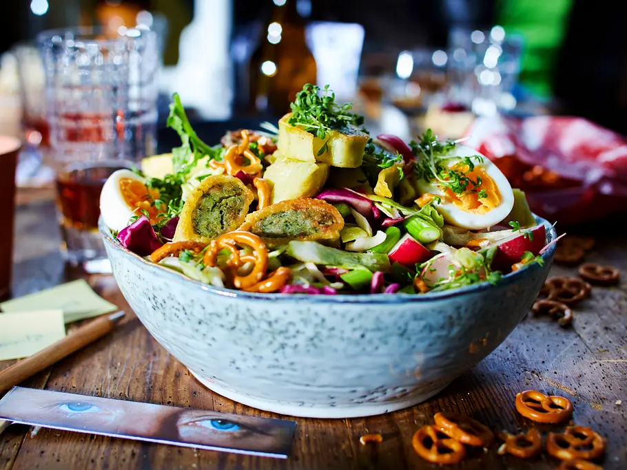 Salatbowl mit Maultäschle-Motiv rezept Salatbowl mit Maultäschle-Motiv Rezept
