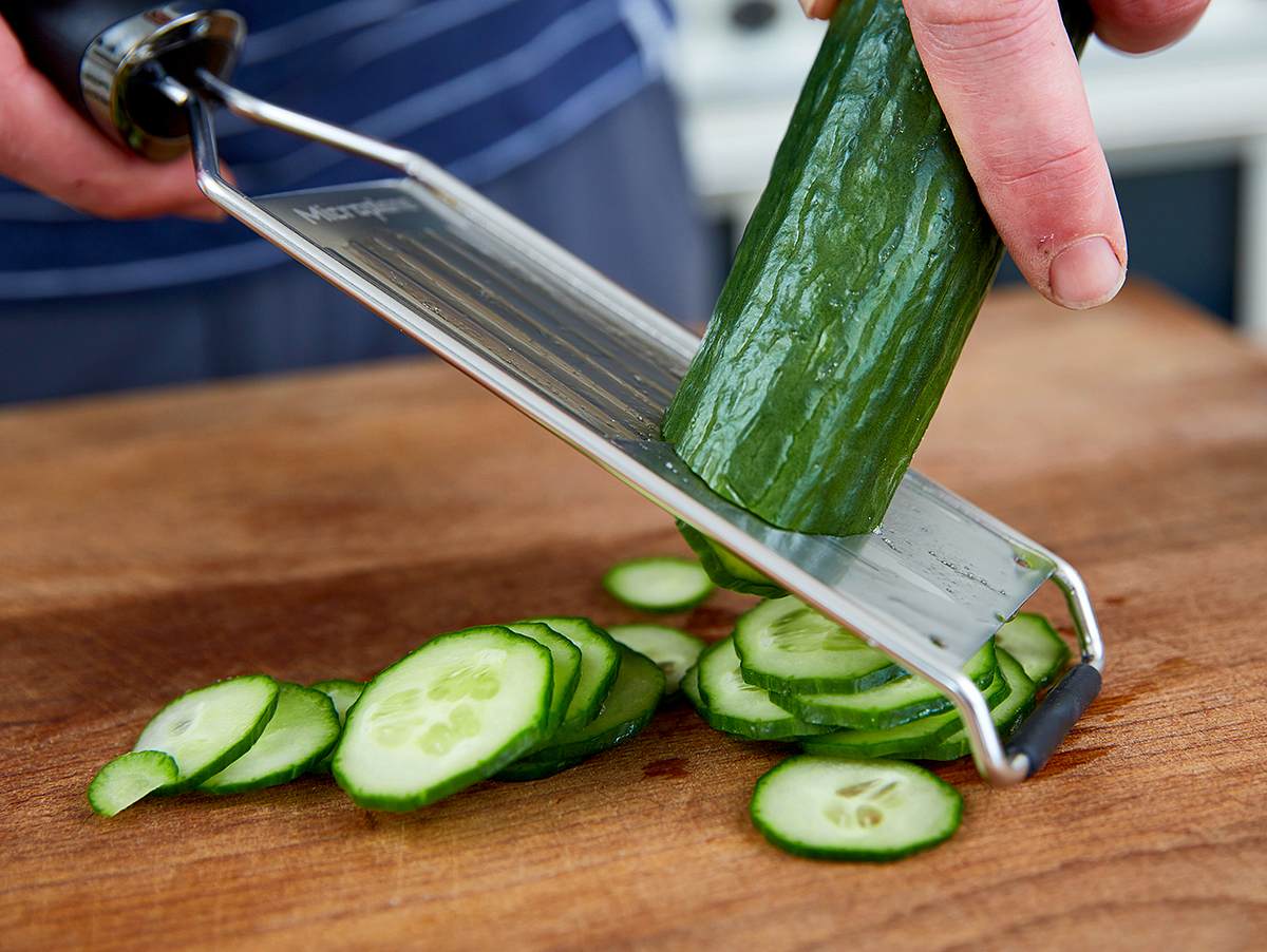 Salatgurke in dünne Scheiben hobeln