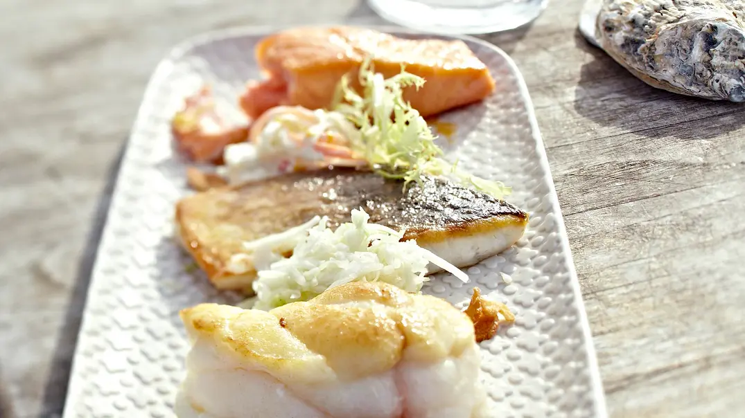 Salatkomposition mit dreierlei Fisch und Aioli Rezept - Foto: LECKER @ Bauer Media Group