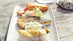 Salatkomposition mit dreierlei Fisch und Aioli Rezept - Foto: LECKER @ Bauer Media Group
