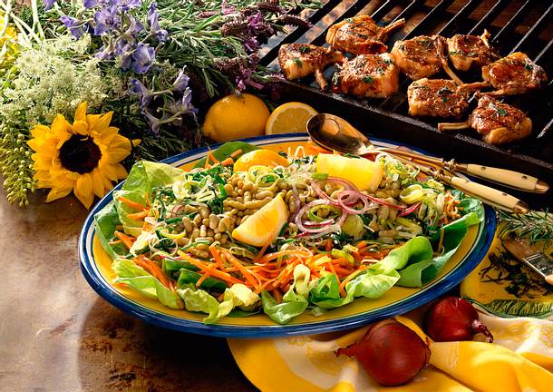 Salatplatte mit Lammkoteletts Rezept Salatplatte mit Lammkoteletts Rezept
