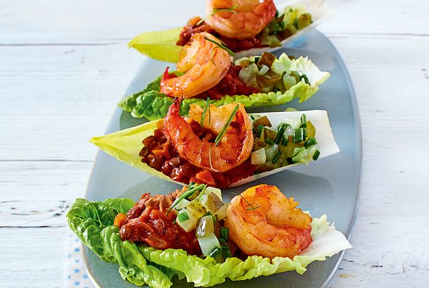 Salatschiffchen mit Gurkensalsa, Linsen und Garnelen Rezept