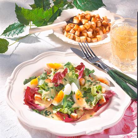 Salatteller mit Croûtons und Ei Rezept