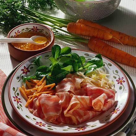 Salatteller mit Schweinebauch und Chili-Vinaigrette Rezept Salatteller mit Schweinebauch und Chili-Vinaigrette Rezept