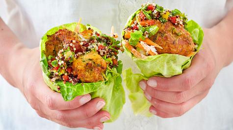 Salat-Wraps mit Halloumi-Frikadellen - Foto: House of Food / Bauer Food Experts KG
