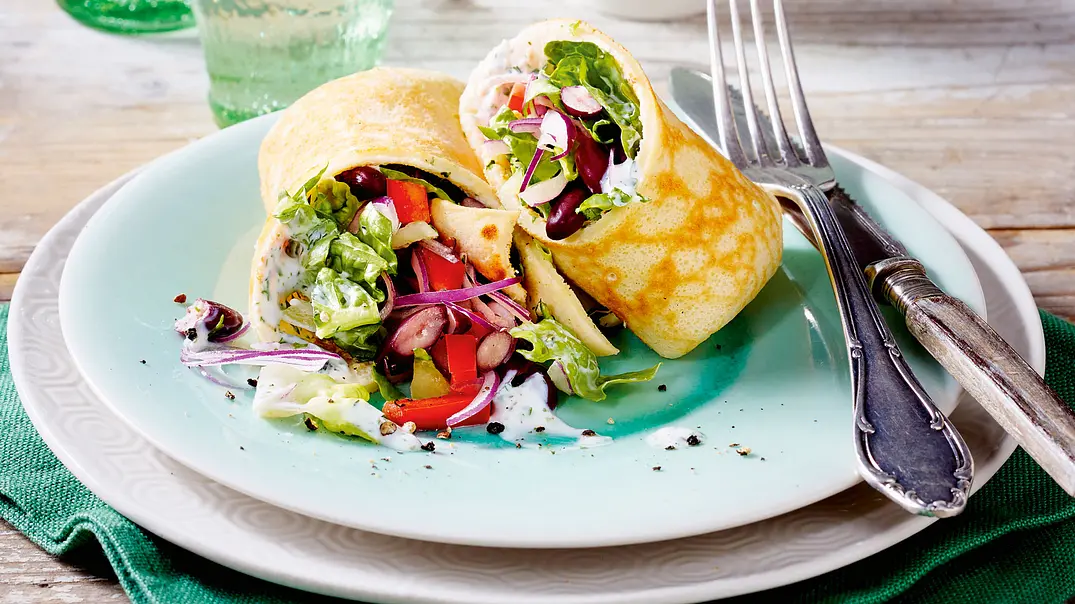 Salatwrap mit Kräuter-Joghurt-Dip Rezept - Foto: LECKER @ Bauer Media Group Salatwrap mit Kräuter-Joghurt-Dip Rezept - Foto: LECKER @ Bauer Media Group