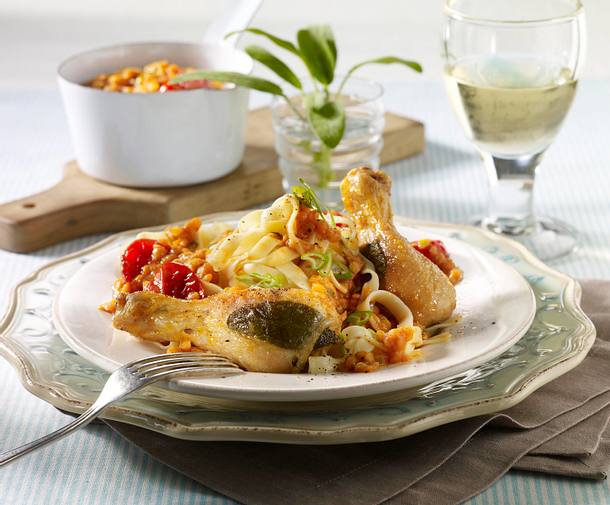 Salbei-Hähnchenkeulen auf Linsen-Tomatensoße mit Bandnudel Rezept Salbei-Hähnchenkeulen auf Linsen-Tomatensoße mit Bandnudel Rezept