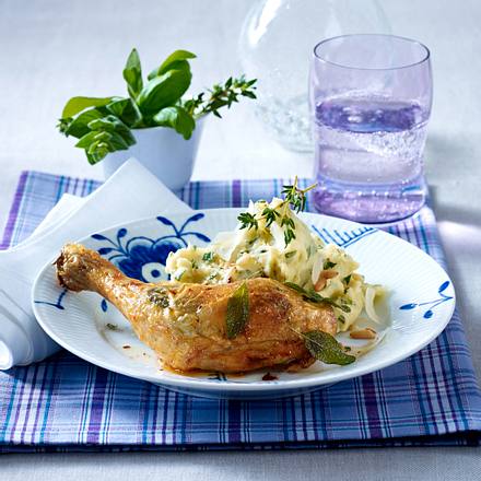 Salbei-Hähnchenkeulen zu Kräuterkartoffelpüree mit Pinienkernen Rezept