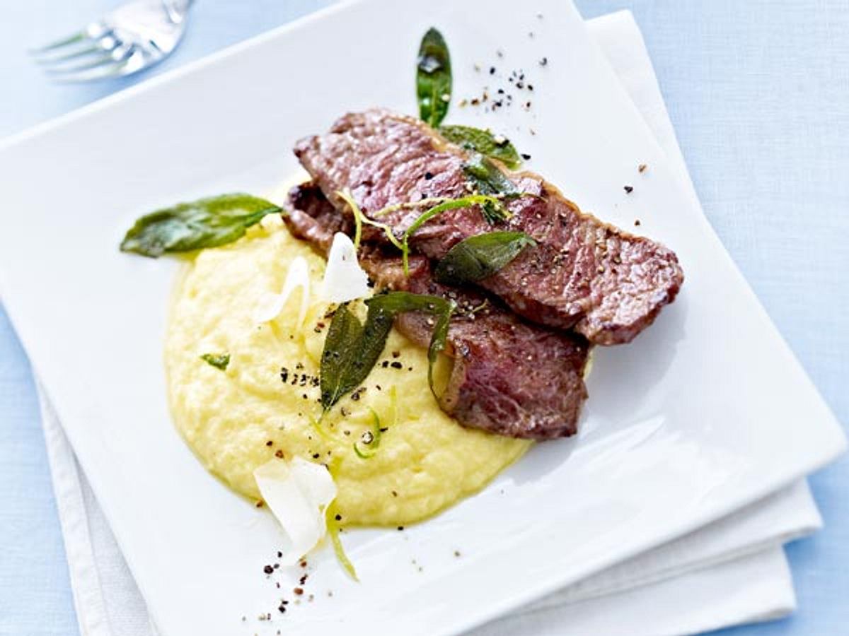 Salbei-Kalbsrückensteaks mit Parmesan-Polenta Rezept