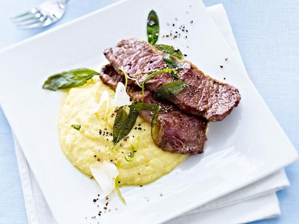 Salbei-Kalbsrückensteaks mit Parmesan-Polenta Rezept Salbei-Kalbsrückensteaks mit Parmesan-Polenta Rezept