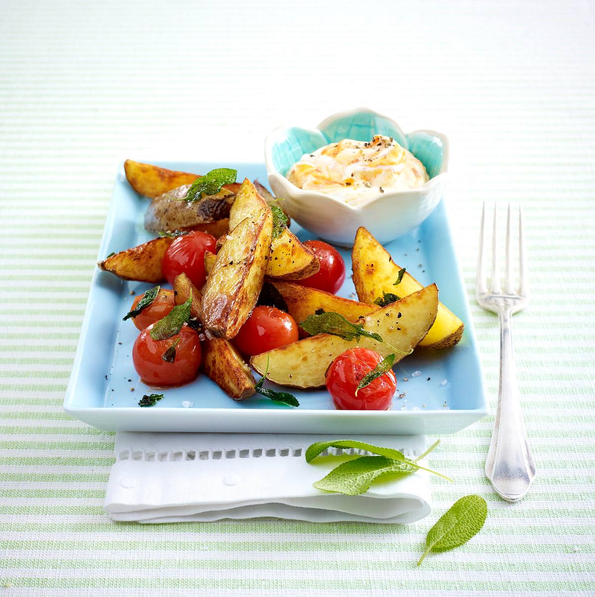 Salbei-Kartoffelspalten mit Kirschtomaten und Aiwar-Quark Rezept