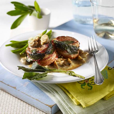 Salbei-Medaillons mit Pilz-Rahm und grünen Bohnen Rezept Salbei-Medaillons mit Pilz-Rahm und grünen Bohnen Rezept