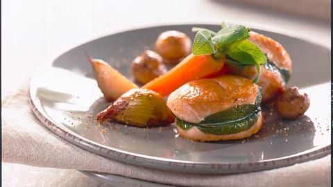 Salbei-Putenmedailons mit jungen Möhren Rezept - Foto: Först, Thomas