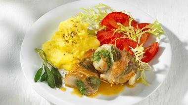 Salbei-Seelachs-Involtini mit Kartoffelpüree und Tomatensalat Rezept - Foto: House of Food / Bauer Food Experts KG