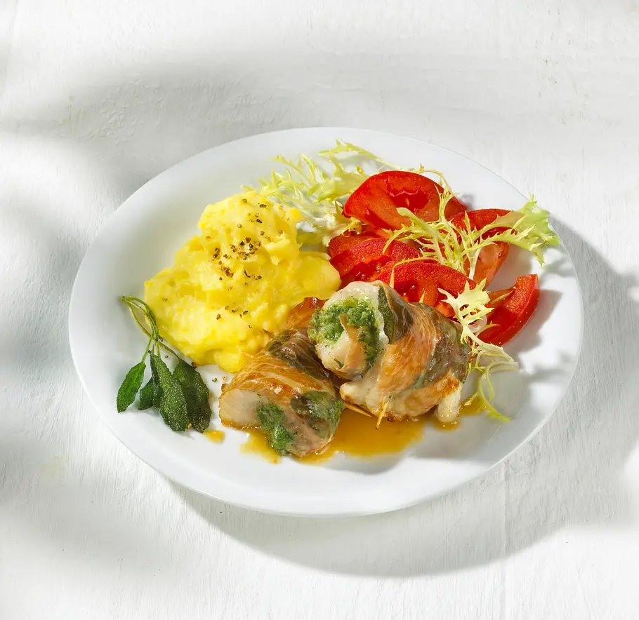 Salbei-Seelachs-Involtini mit Kartoffelpüree und Tomatensalat Rezept Salbei-Seelachs-Involtini mit Kartoffelpüree und Tomatensalat Rezept