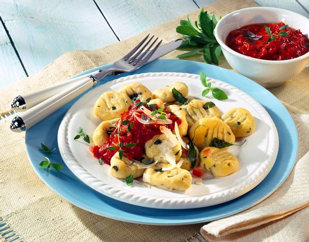 Salbeignocchi mit Tomatenkräutersugo Rezept Salbeignocchi mit Tomatenkräutersugo Rezept