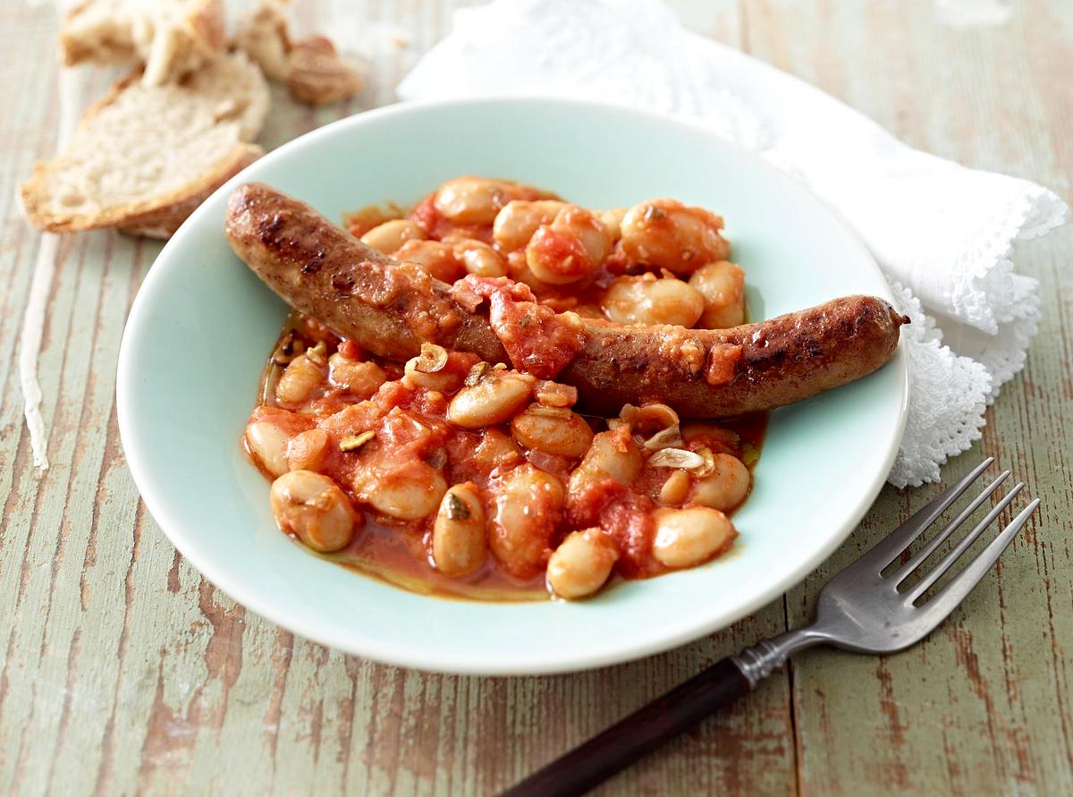 Salsicce zu weißen Bohnen in Tomatensoße Rezept