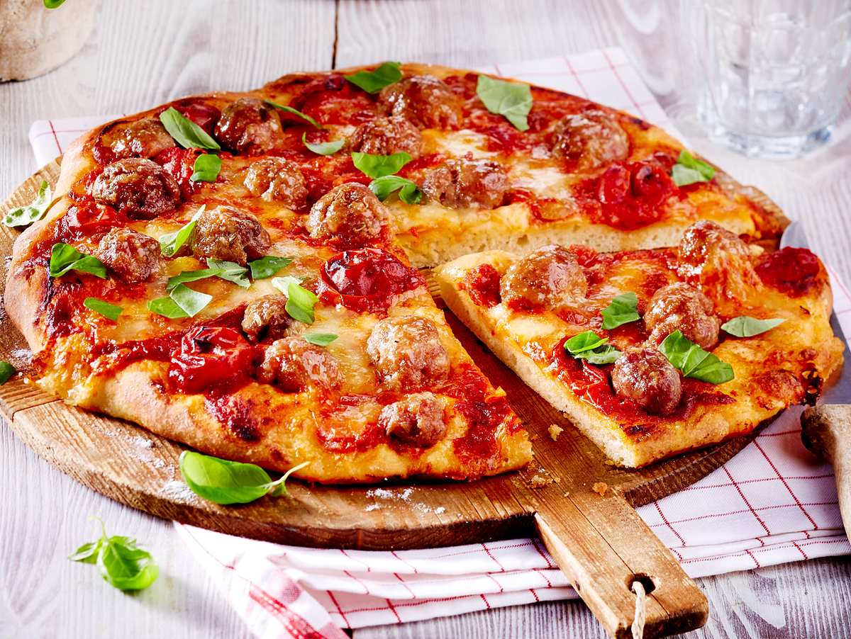 Salsiccia-Pizza Tomate-Mozzarella Rezept