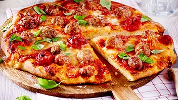 Salsiccia-Pizza Tomate-Mozzarella Rezept - Foto: LECKER @ Bauer Media Group Salsiccia-Pizza Tomate-Mozzarella Rezept - Foto: LECKER @ Bauer Media Group
