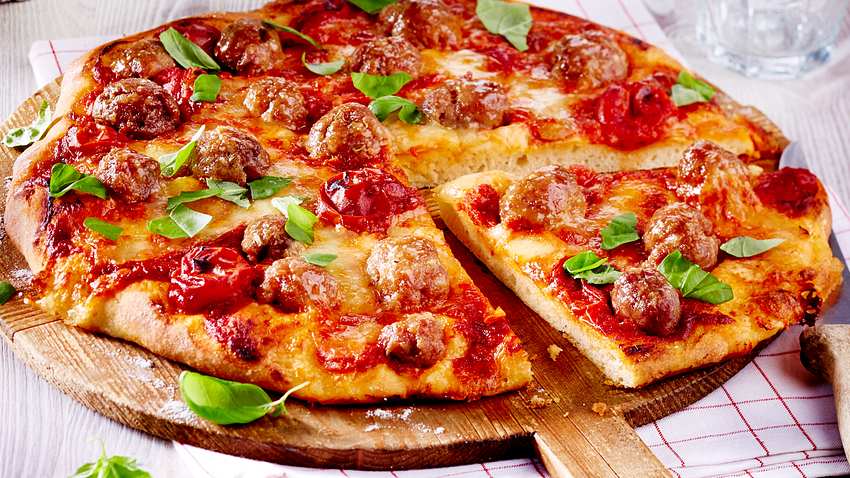 Salsiccia-Pizza Tomate-Mozzarella Rezept - Foto: House of Food / Bauer Food Experts KG