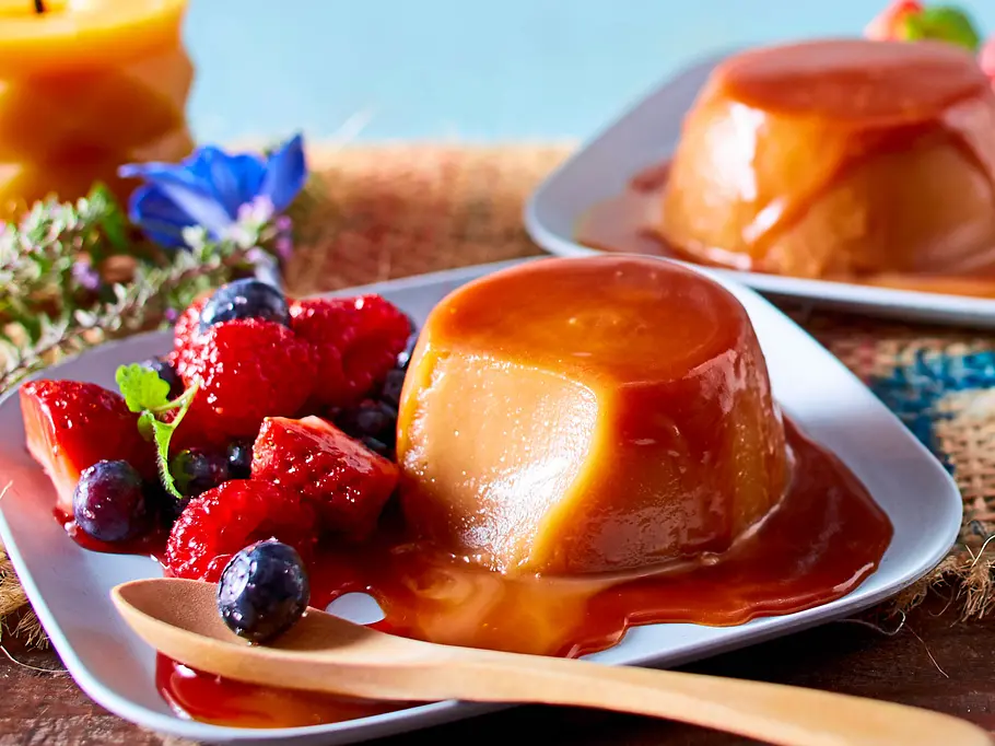 Salted-Caramel-Pudding an „Local Berry“-Mix Rezept Salted-Caramel-Pudding an „Local Berry“-Mix Rezept