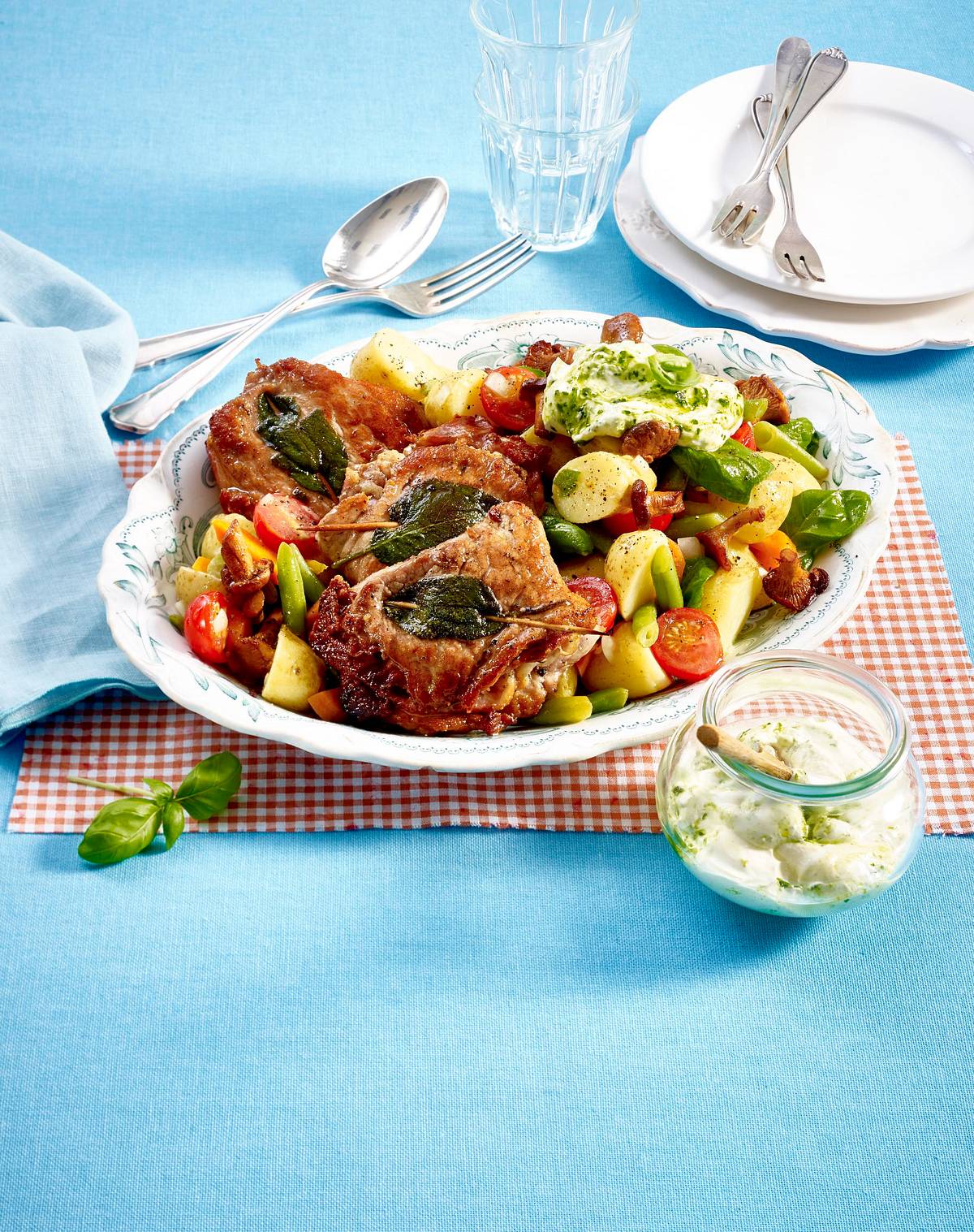 Saltimbocca alla Romana mit Pesto-Schmand und Kartoffelsalat Rezept