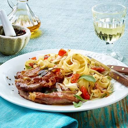 Saltimbocca auf Bandnudeln mit Zitronensoße Rezept Saltimbocca auf Bandnudeln mit Zitronensoße Rezept