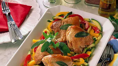 Saltimbocca auf Paprika-Zucchini-Gemüse Rezept - Foto: LECKER @ Bauer Media Group