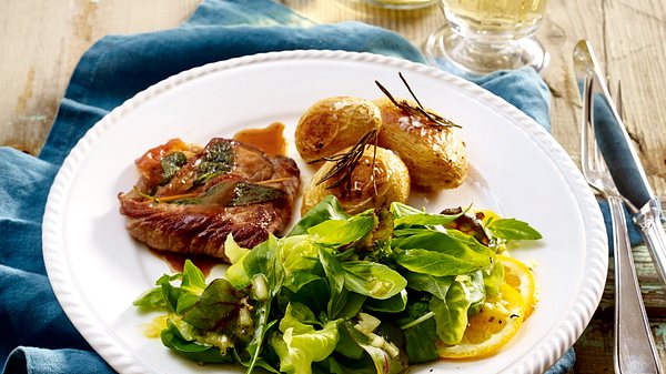 Saltimbocca mit Basilikum-Salat Rezept - Foto: House of Food / Bauer Food Experts KG