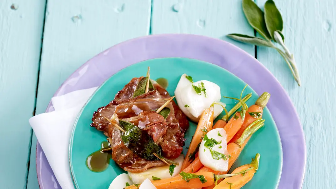 Saltimbocca mit glasierten Mairübchen und Möhren Rezept - Foto: LECKER @ Bauer Media Group Saltimbocca mit glasierten Mairübchen und Möhren Rezept - Foto: LECKER @ Bauer Media Group
