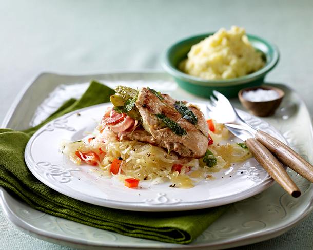 Saltimbocca mit Speck-Senf-Füllung auf Paprika-Sauerkraut Rezept