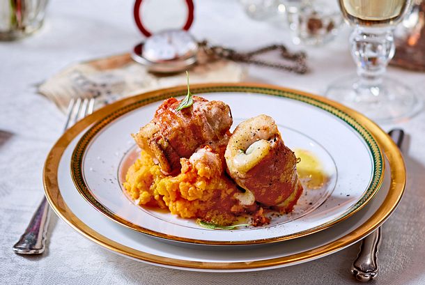 Saltimbocca-Schollenröllchen an Chillibutter-Wellen Rezept Saltimbocca-Schollenröllchen an Chillibutter-Wellen Rezept