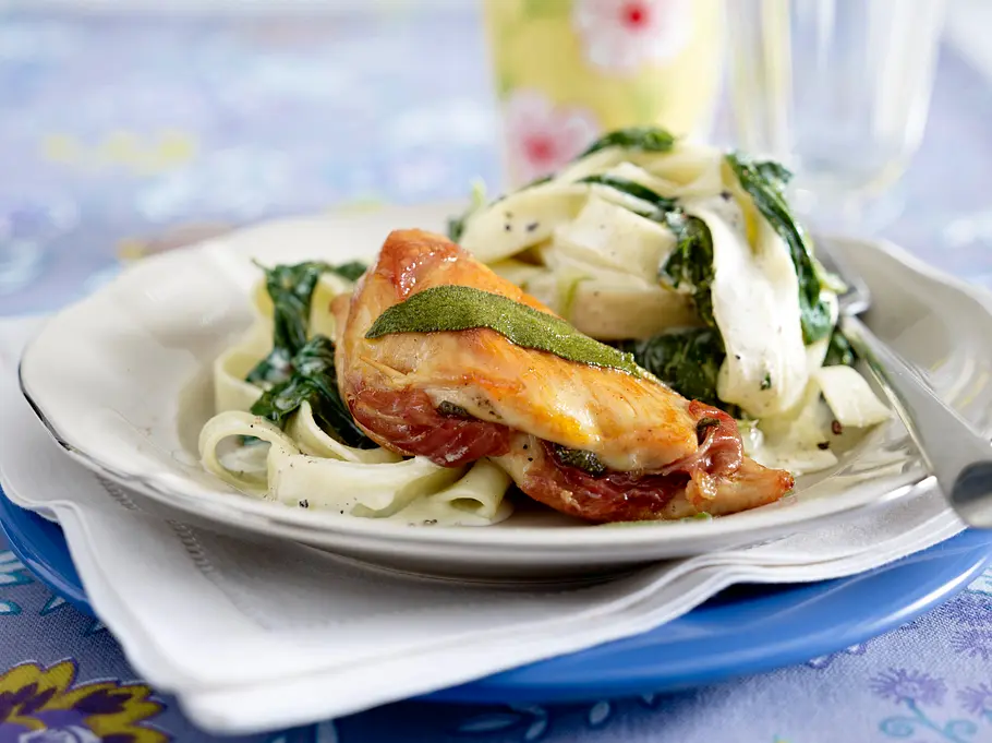 Saltimbocca vom Hähnchenfilet und Spinat-Creme-Nudeln Rezept Saltimbocca vom Hähnchenfilet und Spinat-Creme-Nudeln Rezept