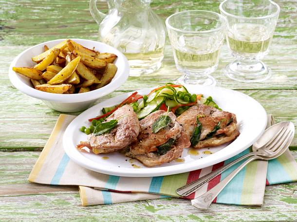 Saltimbocca zu Gurken-Erbsen-Gemüse und Kartoffelecken Rezept Saltimbocca zu Gurken-Erbsen-Gemüse und Kartoffelecken Rezept