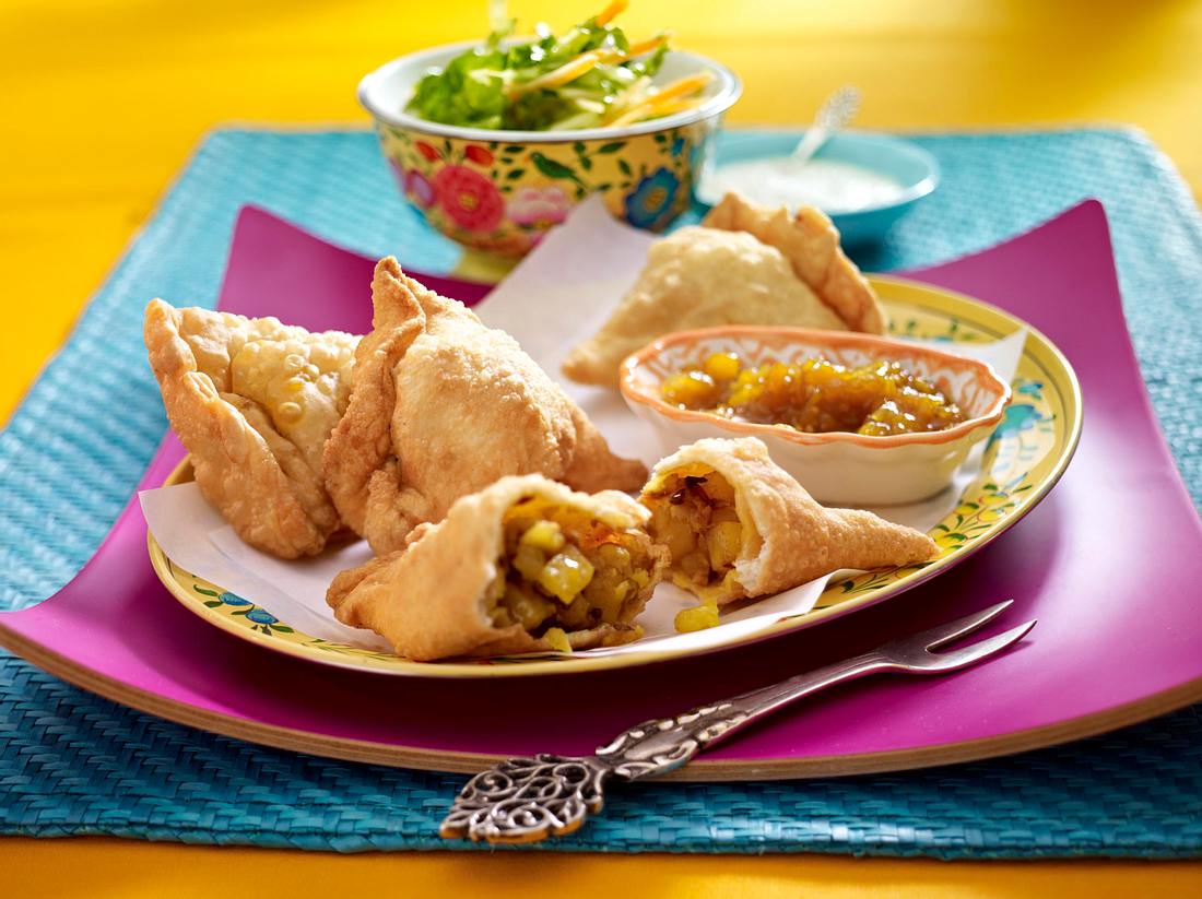 Samosa (indische Teigtaschen gefüllt mit Gemüse) mit Mango-Chutney ...