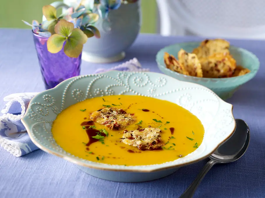 Samtige Kürbissuppe mit Speck-Käsechips Rezept