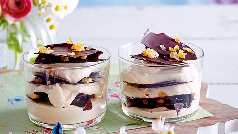 Sanddorn-Quarkcreme mit Schokoblättern Rezept - Foto: House of Food / Bauer Food Experts KG