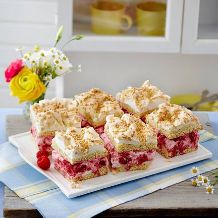 Sandkuchen mit Mandelbaiser und Himbeeren Rezept Sandkuchen mit Mandelbaiser und Himbeeren Rezept