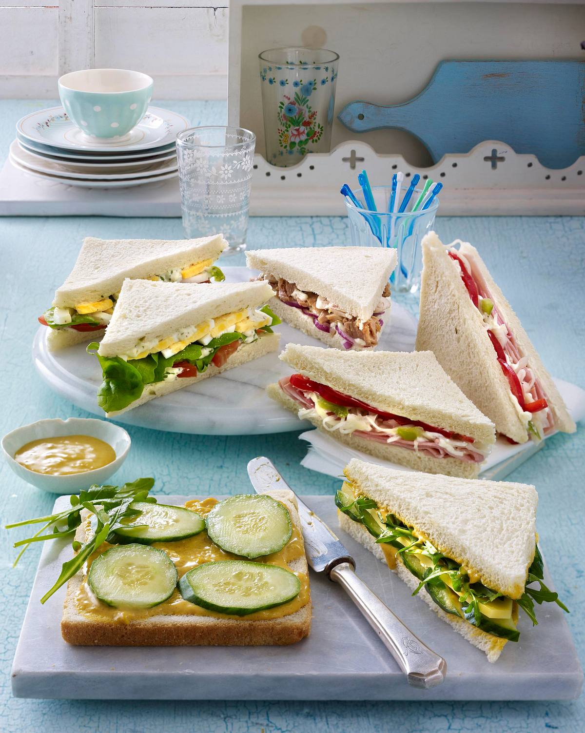 Sandwich mit Currysoße, Käse, Rauke und Gurke Rezept