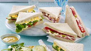 Sandwich mit Currysoße, Käse, Rauke und Gurke Rezept - Foto: House of Food / Bauer Food Experts KG